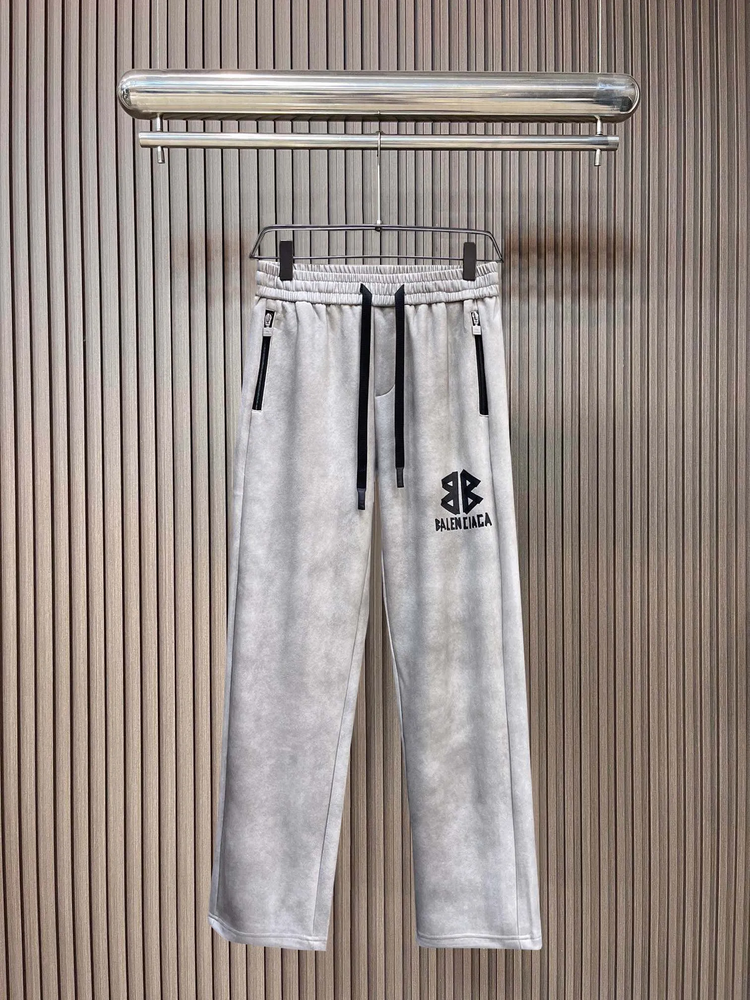Balenciaga 🆕2026 Autumn and Winter New Arrival Casual Pants! The official website will be released simultaneously. Brand Classic LOGO casual pants, customized fabrics, excellent comfort and strong touch. Highly recognisable, perfect appearance and craftsmanship. Size:M-3XL